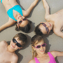 quatre enfants portant des lunettes de soleil